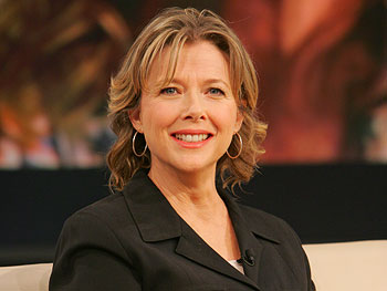 ANNETTE BENING HONORED WITH ARTPIECE BY DAVID LEASER